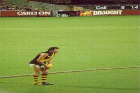 Matthew Richardson kicks for goal