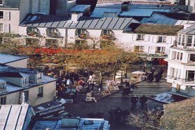 Place du Tertre, the little square in Montmartre where artists and tourists mix Place du Tertre, the little square in Montmartre where artists and tourists mix