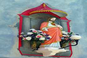 The Sacred Heart, one of many shrines adorning houses on Burano The Sacred Heart, one of many shrines adorning houses on Burano