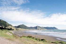 Along a gravel road to the East Cape: the coastal scenery is stunning