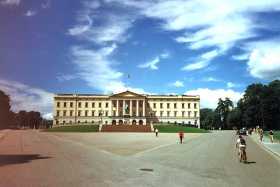 At the top of Karl Johans Gate lies Slottet, the Norwegian royal palace